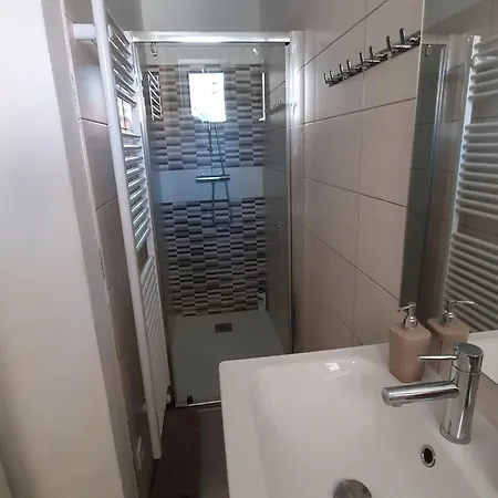 Getaway With Balcony - Four Bedroom With Balcony Komen