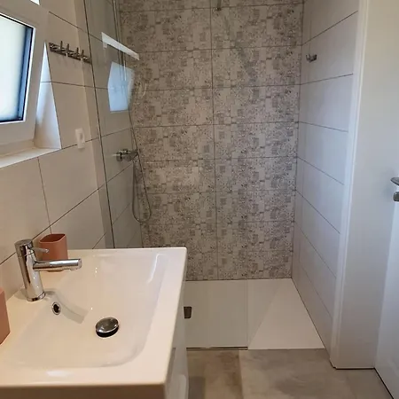 بيت للعطل Getaway With Balcony - Four Bedroom With Balcony *