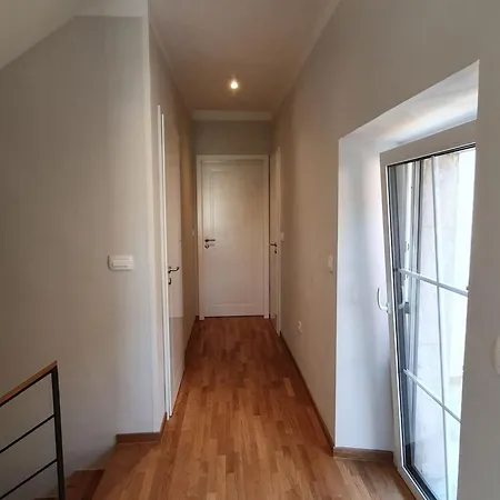 Getaway With Balcony - Four Bedroom With Balcony * Komen