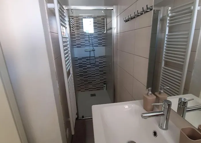 Getaway With Balcony - Four Bedroom With Balcony Komen