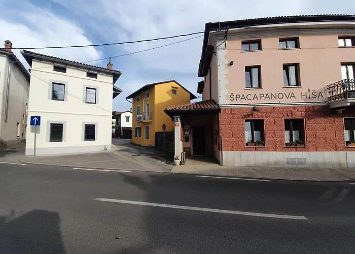 Getaway With Balcony - Four Bedroom With Balcony Tatil Evi *