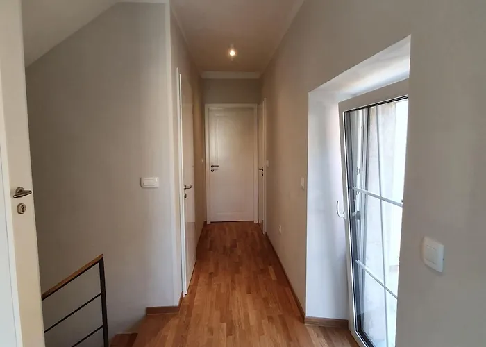 Getaway With Balcony - Four Bedroom With Balcony * Komen